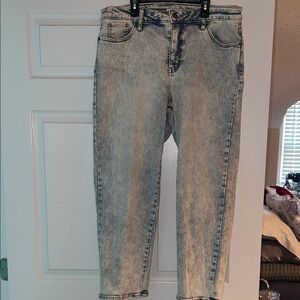 Ava & Viv Light Wash Cropped Jeans